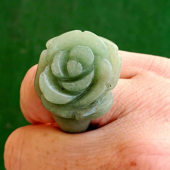 New Hand Carved Flower Green Aventurine Ring. - Picture 9 of 12